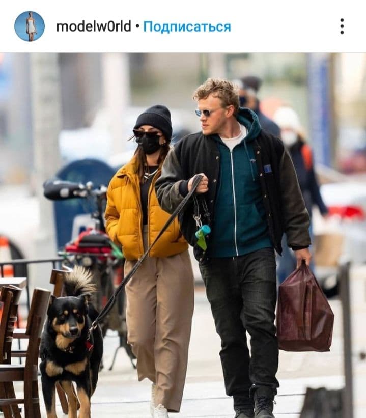 Стильная мамочка: Эмили Ратаковски отправилась на прогулку в укороченной куртке и модной шапке